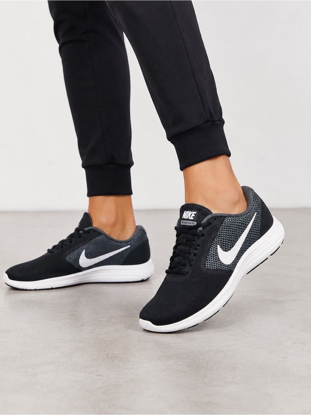 Nike Revolution 3 Men’s 9.5 Wide Black White Running Shoes